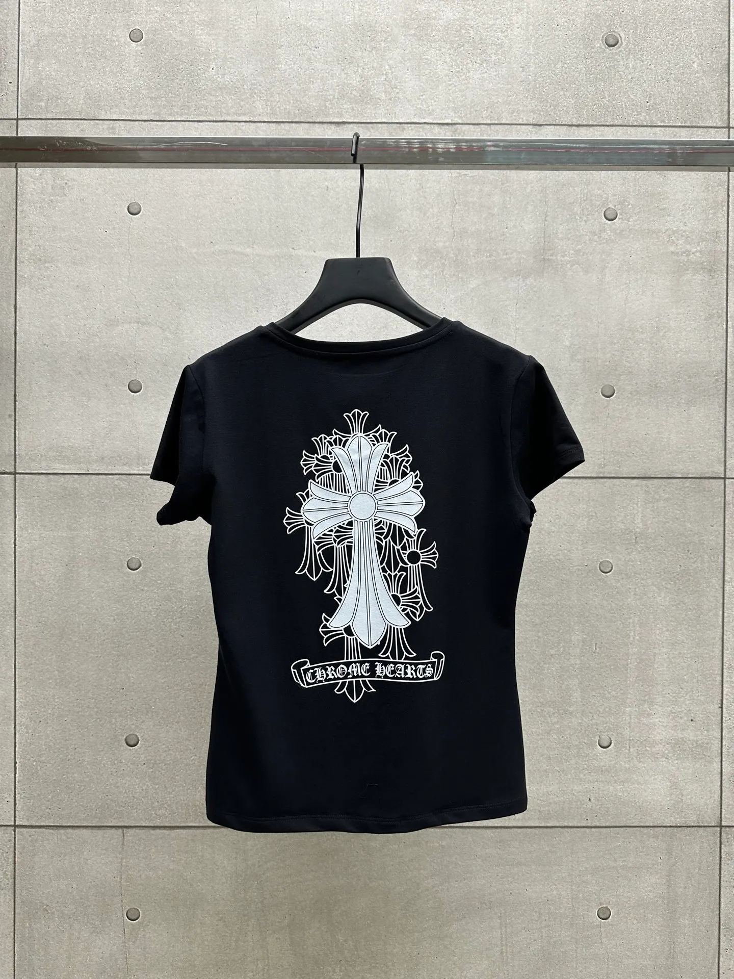 P126 #081 CHROME HEARTS 25SS women's T-shirt Made of 220G original consistent fabric V-neck women's waist style The whole body is made of imported digital direct printing Color: black Size: S M L